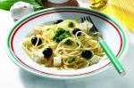 Spaghetti mit Pesto, Feta und Oliven - fr 4 Personen
